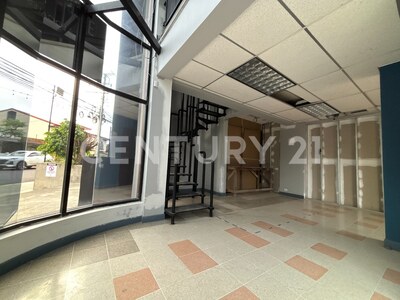 LOCAL COMERCIAL DE 133 M², ESQUINERO FRENTE A CALLE, BARRIO ESCALANTE — Foto 3