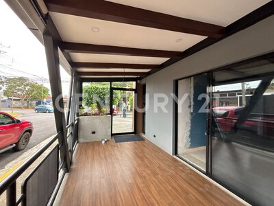 LOCAL COMERCIAL DE 133 M², ESQUINERO FRENTE A CALLE, BARRIO ESCALANTE — Foto 2