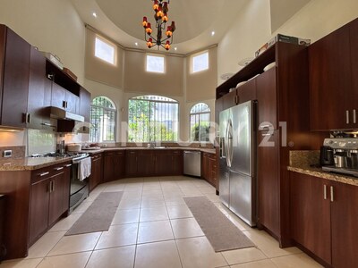 VENTA DE CASA EN RESIDENCIAL TREJOS MONTEALEGRE, ESCAZÚ — Foto 9
