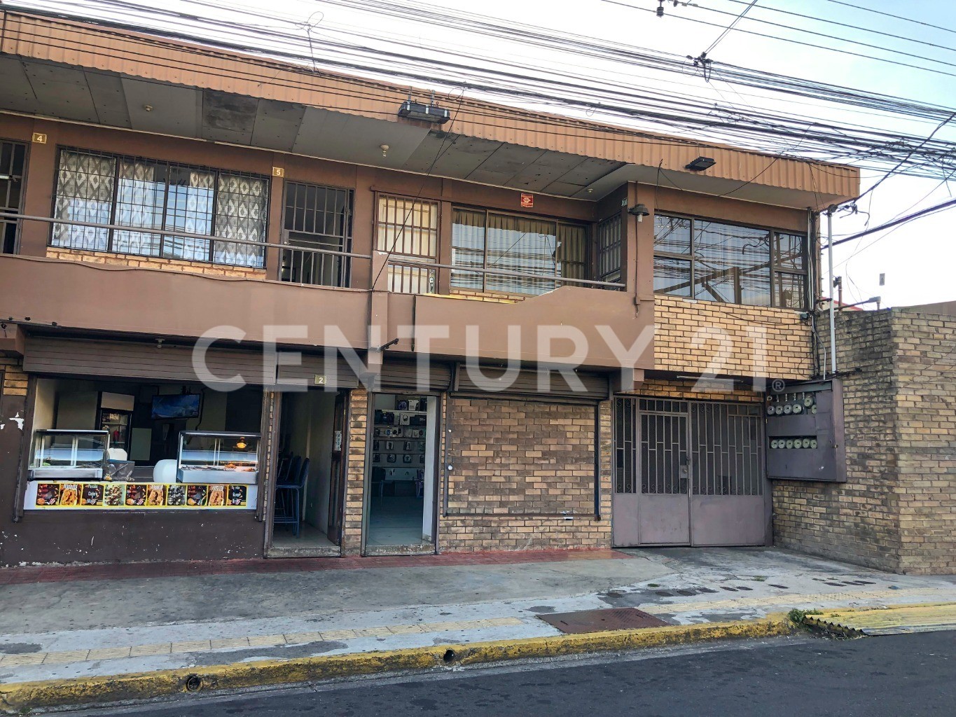 VENTA DE EDIFICIO CON LOCALES Y APARTAMENTOS EN EL CENTRO DE ALAJUELA — Foto 2