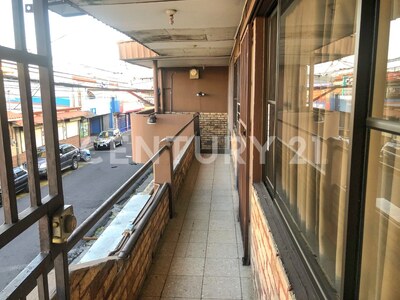 VENTA DE EDIFICIO CON LOCALES Y APARTAMENTOS EN EL CENTRO DE ALAJUELA — Foto 8