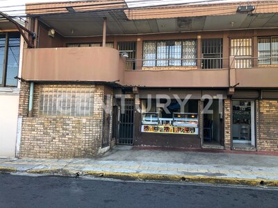 VENTA DE EDIFICIO CON LOCALES Y APARTAMENTOS EN EL CENTRO DE ALAJUELA — Foto 3
