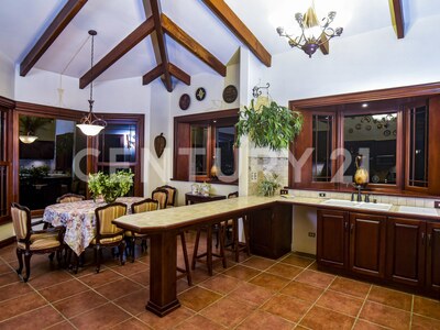 Venta de Hermosa Villa en San Rafael de Heredia — Foto 18