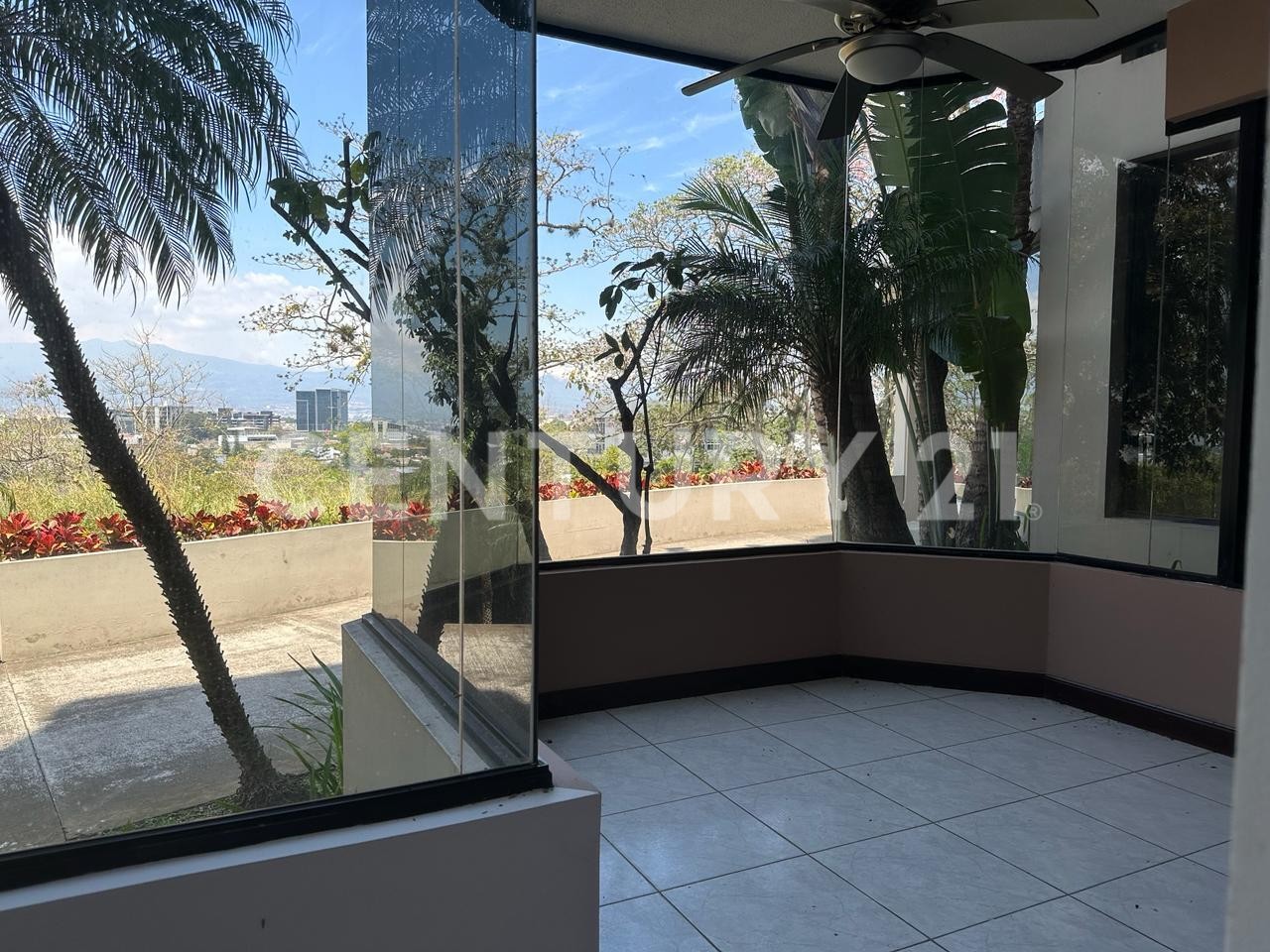 En venta apartamento en primera planta en Escazú — Foto 2