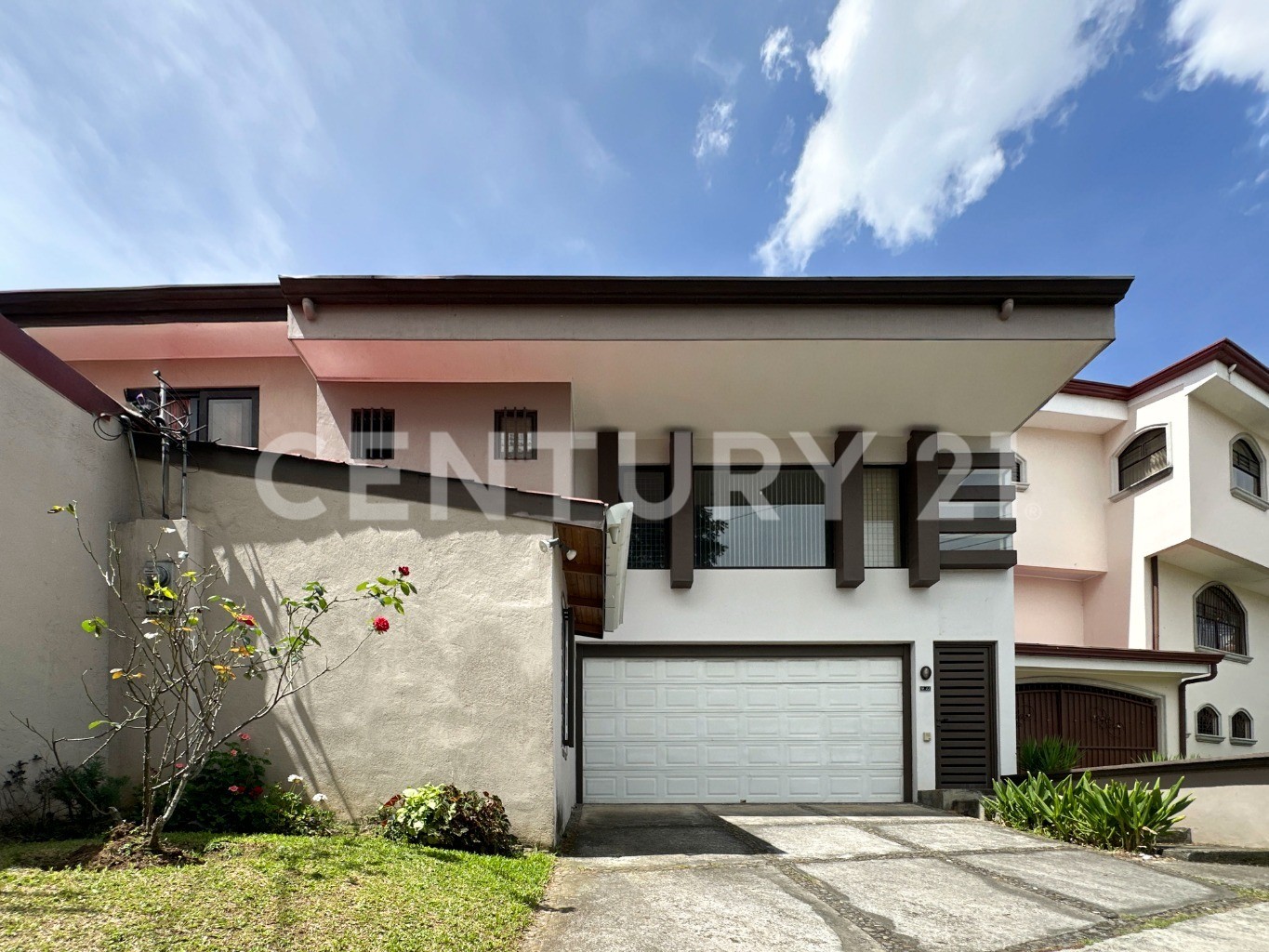 En venta casa en Lomas de Ayarco Sur- Curridabat — Foto 2