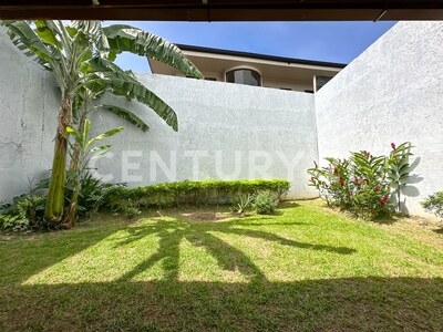 En venta casa en Lomas de Ayarco Sur- Curridabat — Foto 9