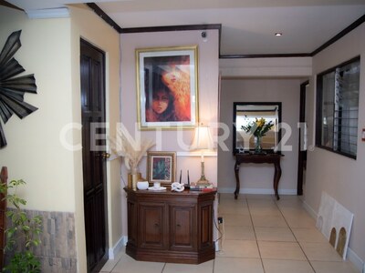 se vende espectacular casa en Rohrmoser — Foto 4
