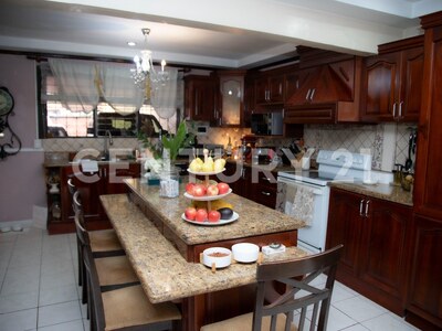 se vende espectacular casa en Rohrmoser — Foto 21