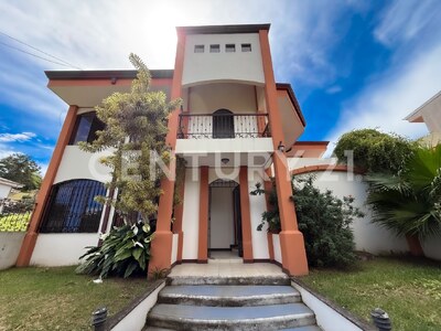 Casa de alta gama en venta, Residencial Altamonte, Granadilla - Curridabat. — Foto 2