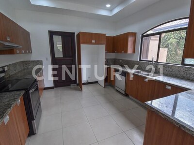 Se vende hermosa casa con precio de oportunidad en Lindora, Santa Ana. — Foto 7
