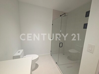 Se alquila hermoso apartamento en edificio nuevo y exclusivo Parkwood. — Foto 19