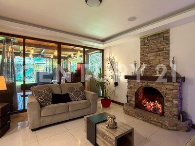 Se vende residencia de Lujo en San Rafael de Heredia — Foto 7