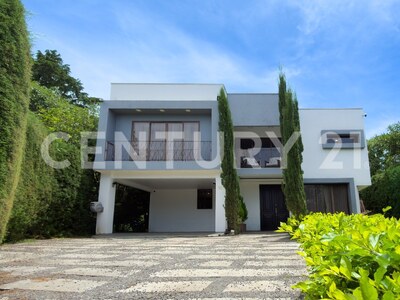 Se vende residencia de Lujo en San Rafael de Heredia — Foto 2