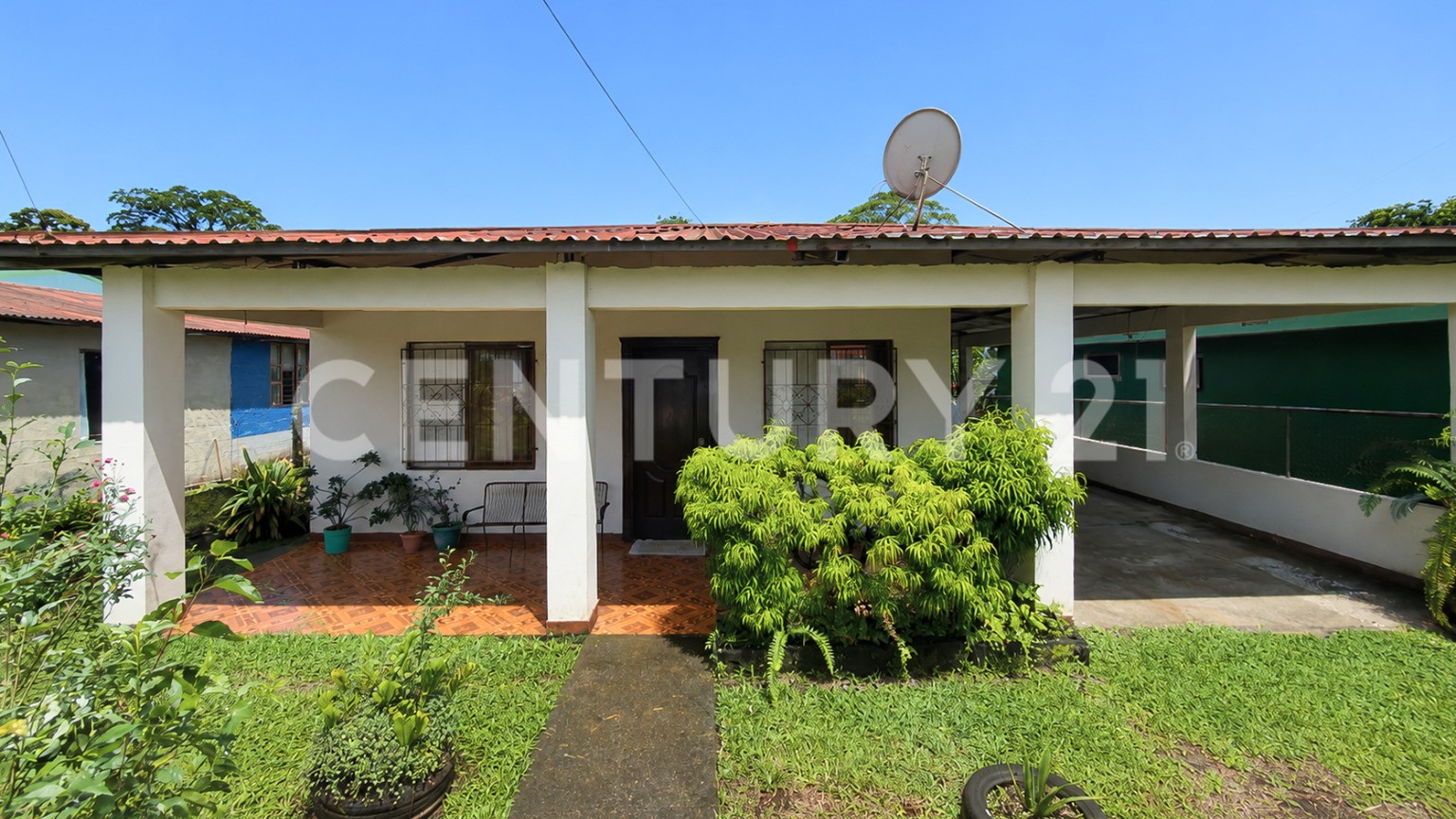 Venta de propiedad con casa en Roxana, Pococí. — Foto 2